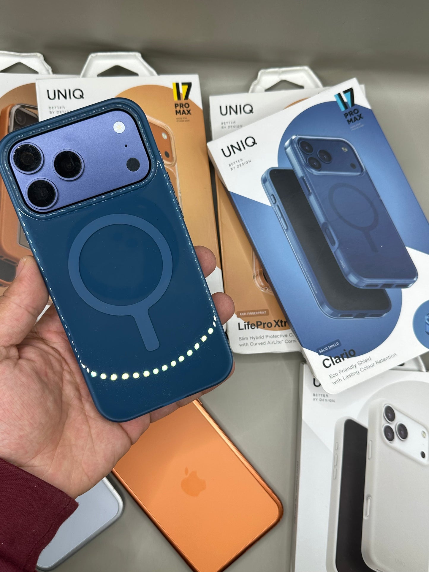 Uniq Clario 17 Pro Max