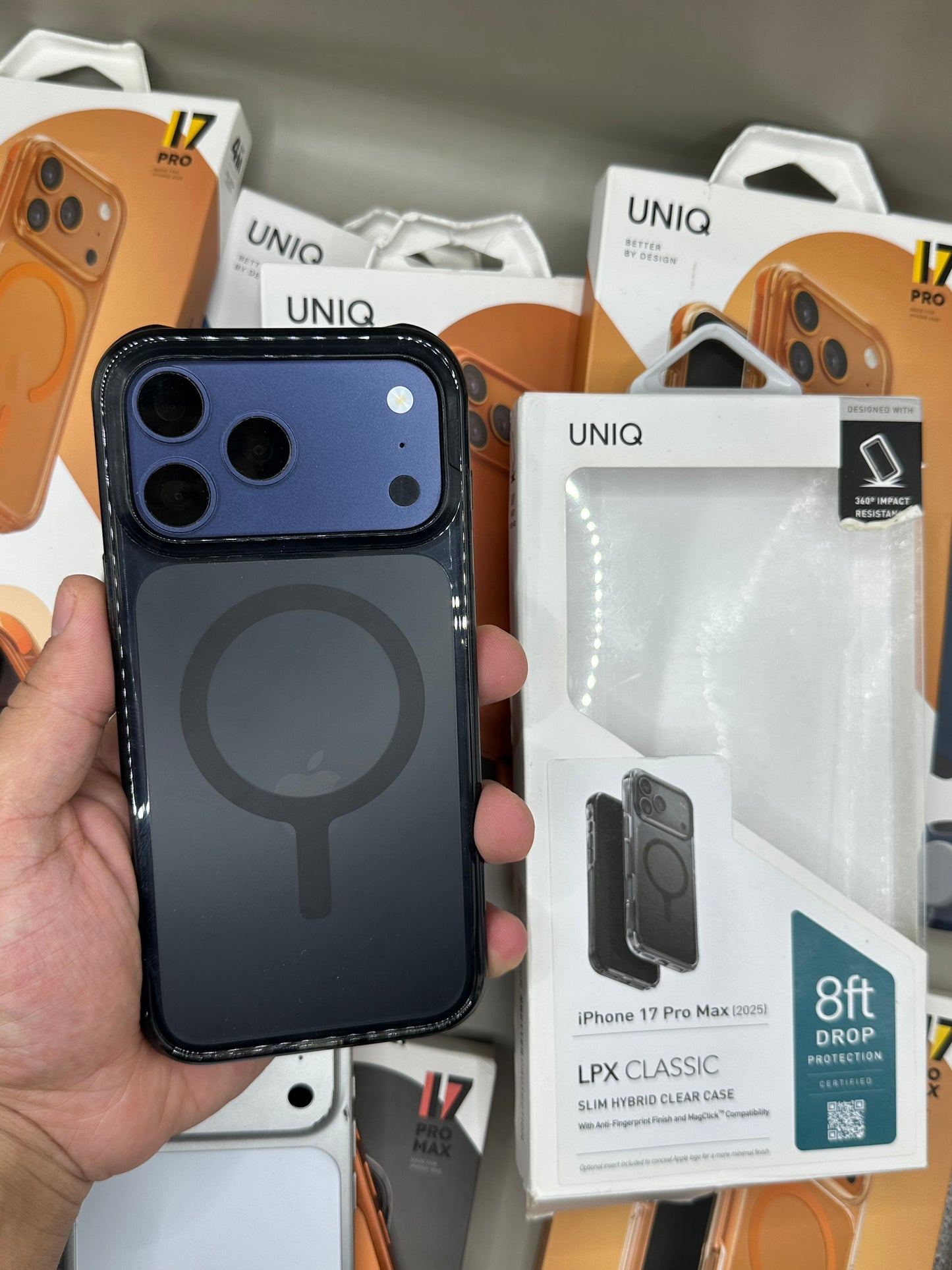 Uniq LPX Classic 17 Pro Max