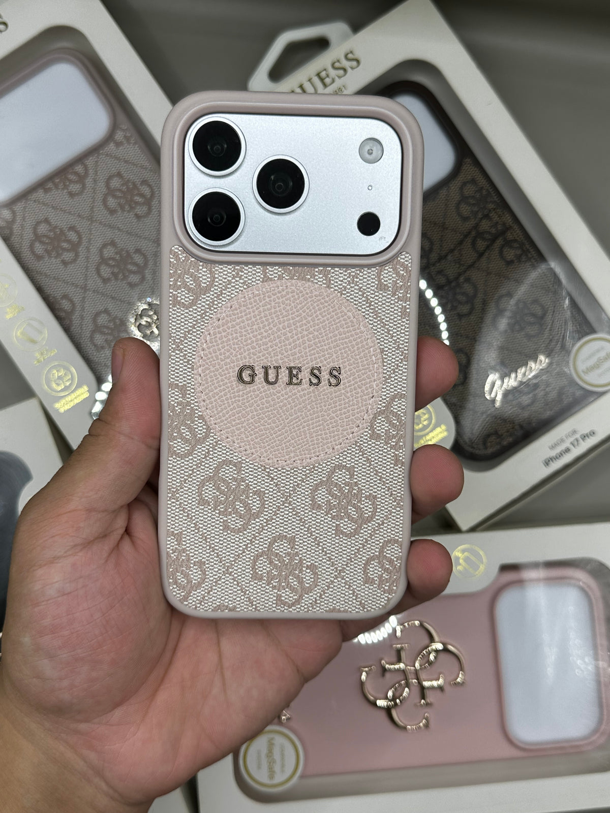 Guess En Tissu 18 Pro