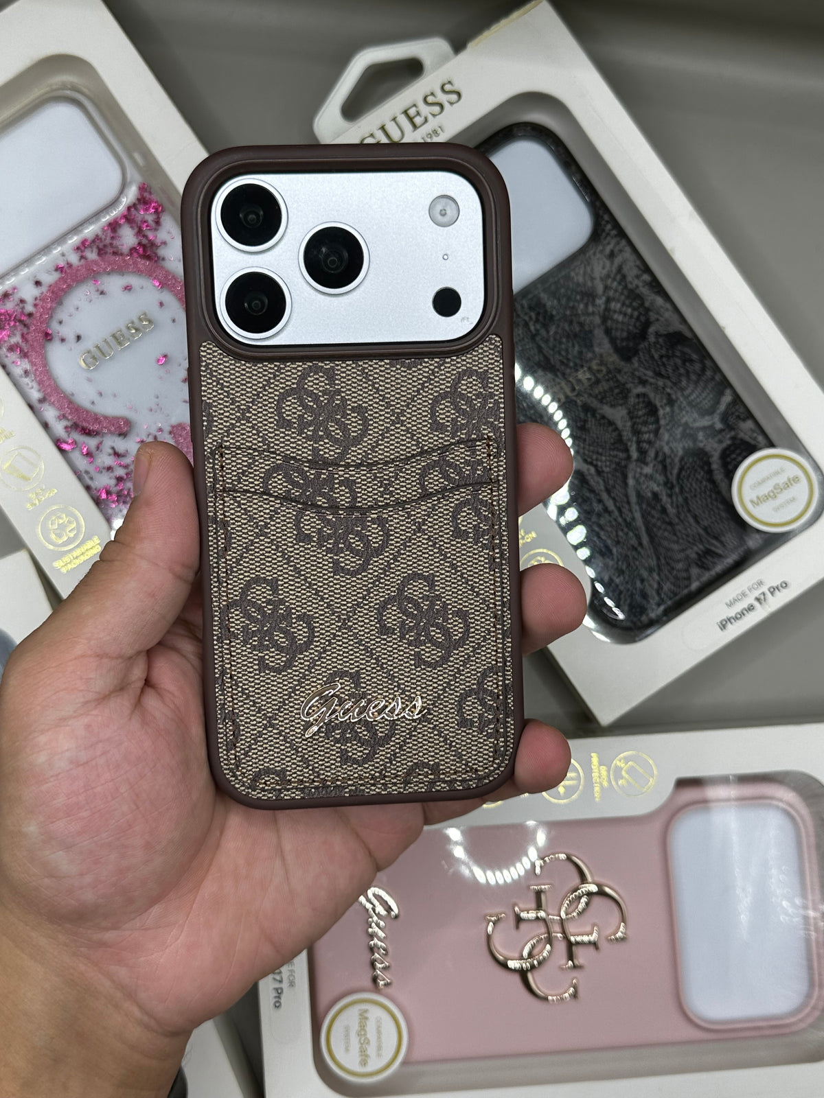 Guess avec Porte Carte 18 Pro