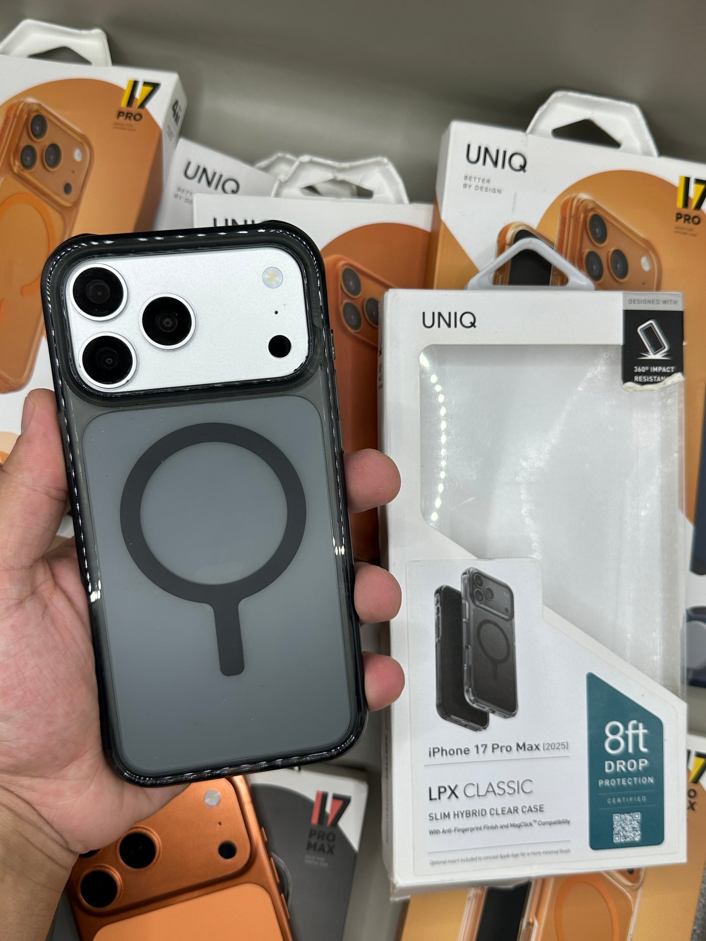 Uniq LPX Classic 17 Pro Max